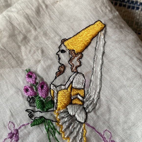 Vintage embroidered handkerchief scalloped edges BRIDGERTON - Picture 4 of 6